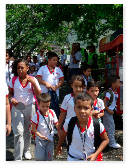 Formación de estudiantes del Colegio Internado San Carlos